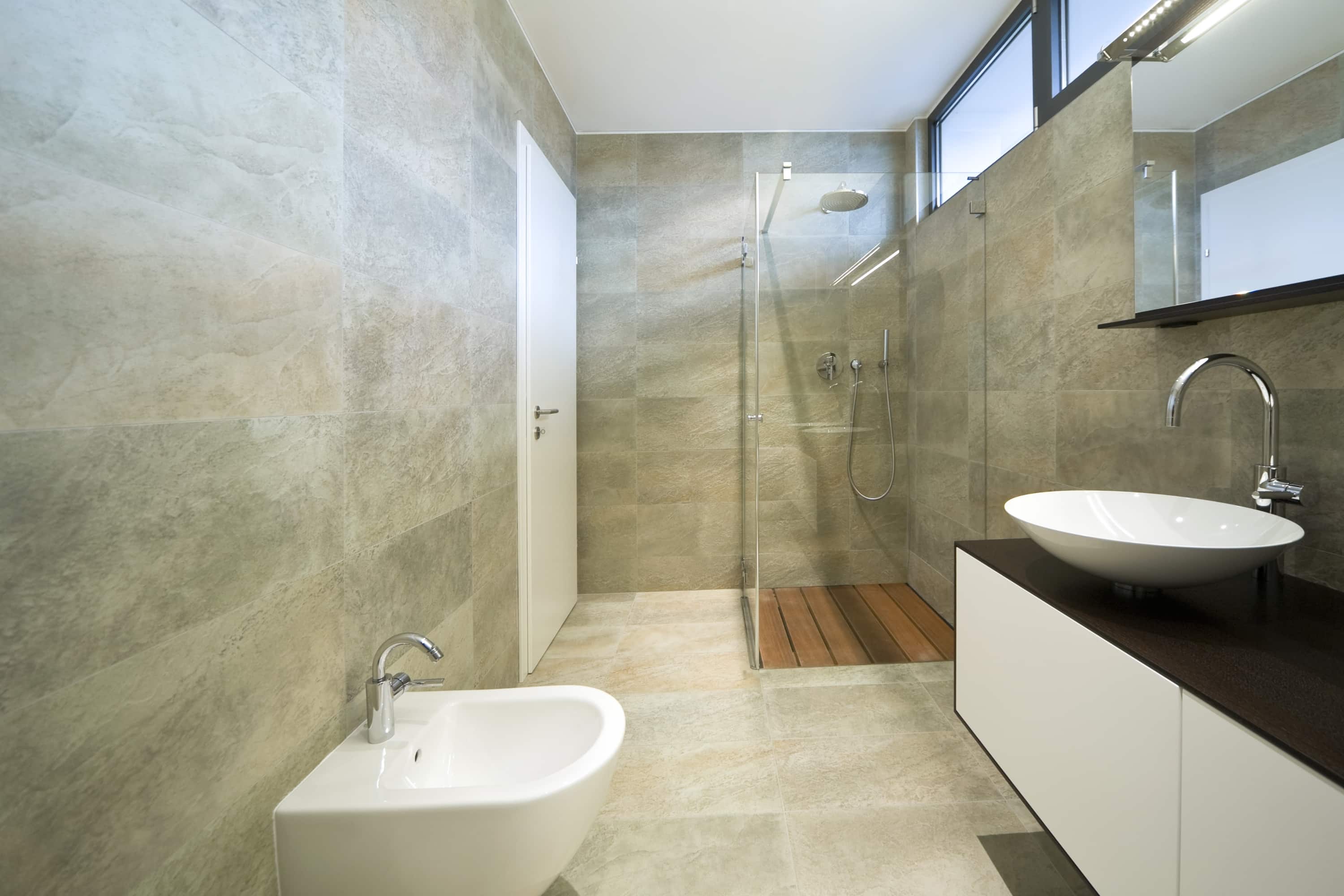 Goedkope badkamer renovatie: 5 tips [+ prijzen]