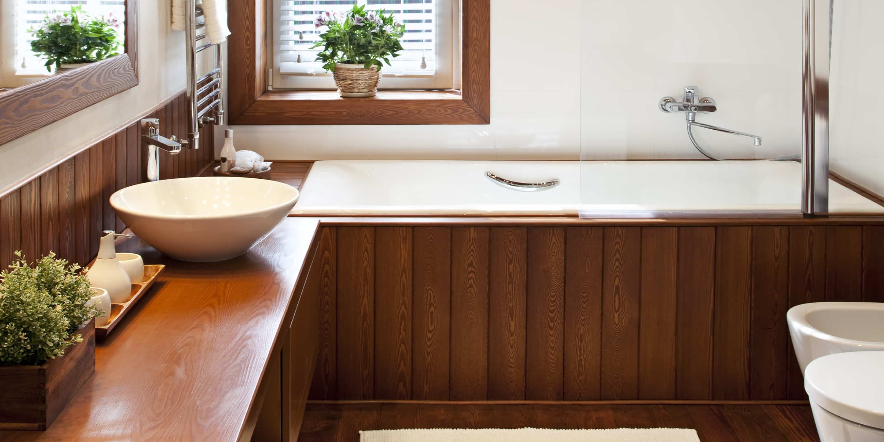 landelijke-badkamer-met-donker-hout